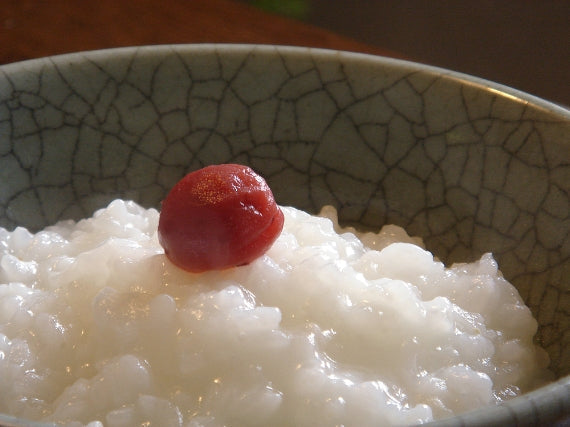 昔ながらの小梅干し(白干し)と、カリカリ小梅