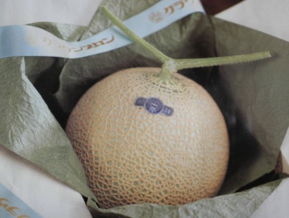 メロン最高級クラウンマスクメロン(静岡県産・遠州)は、メロンの王様、王冠印のトップ商品です。糖度も高く、肉質も厚く味・香り・形と3拍子揃った日本一の美味しさと言われるメロンです。めろん