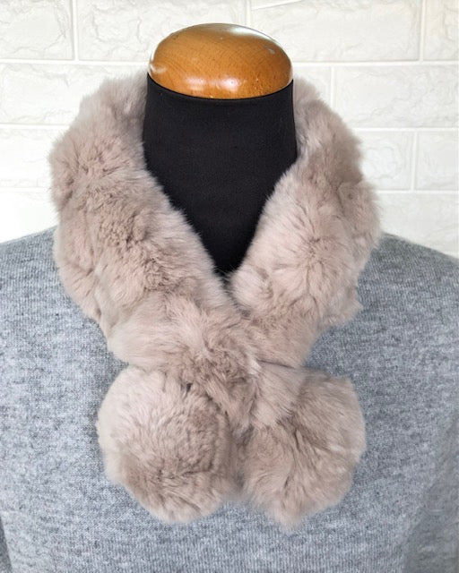 レッキスラビットファーぼんぼり付きマフラー