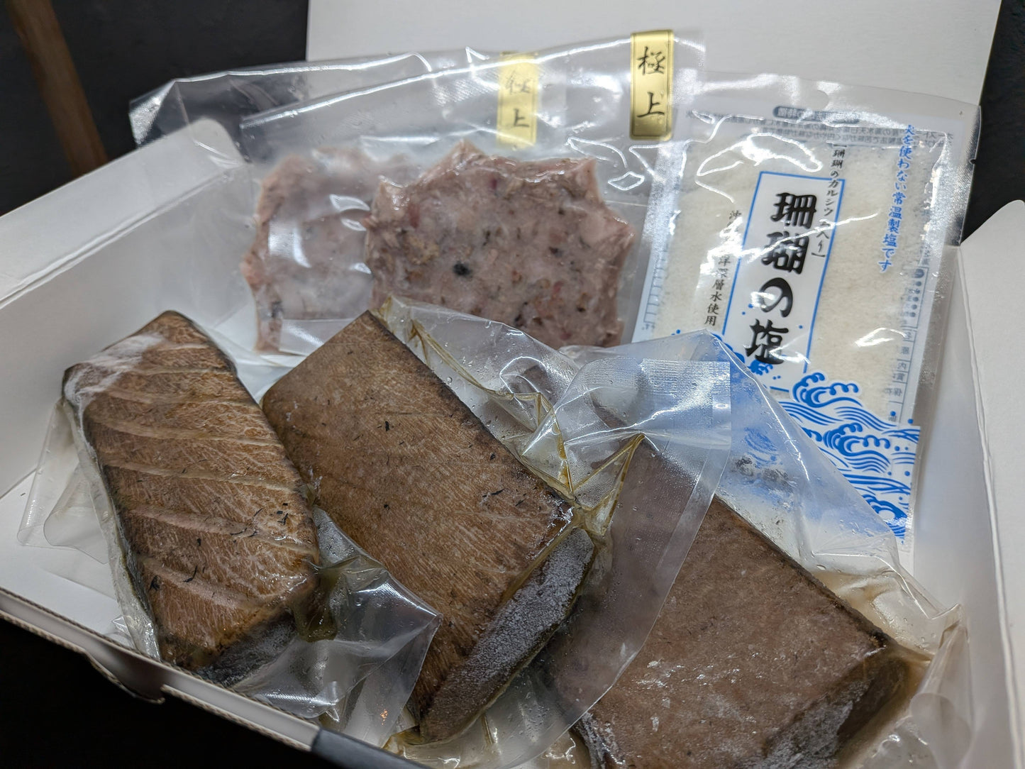 【極上鮪づくし藁焼き贅沢お得セット】 三種の極上藁焼き鮪食べ比べセットに、藁焼き鮪を贅沢に使った特製ねぎとろ２種を詰め込んだ、鮪好き必見のお得セット。藁の香ばしさと鮪本来の旨みを一度に堪能できる贅沢な逸品。