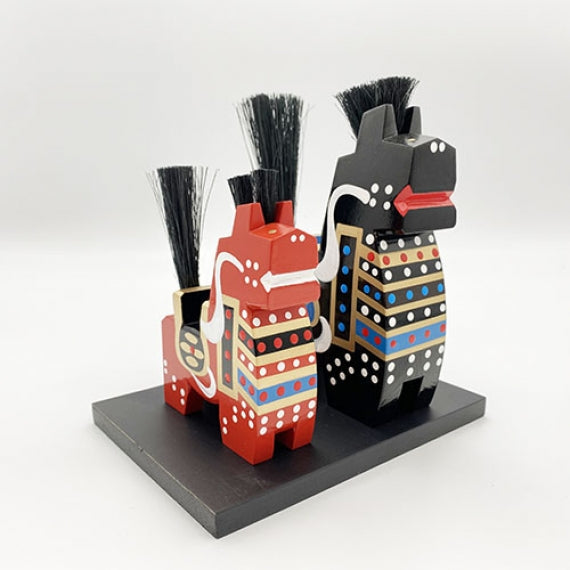 八幡馬　組合せ9cm x 12cm　（黒塗り台付）