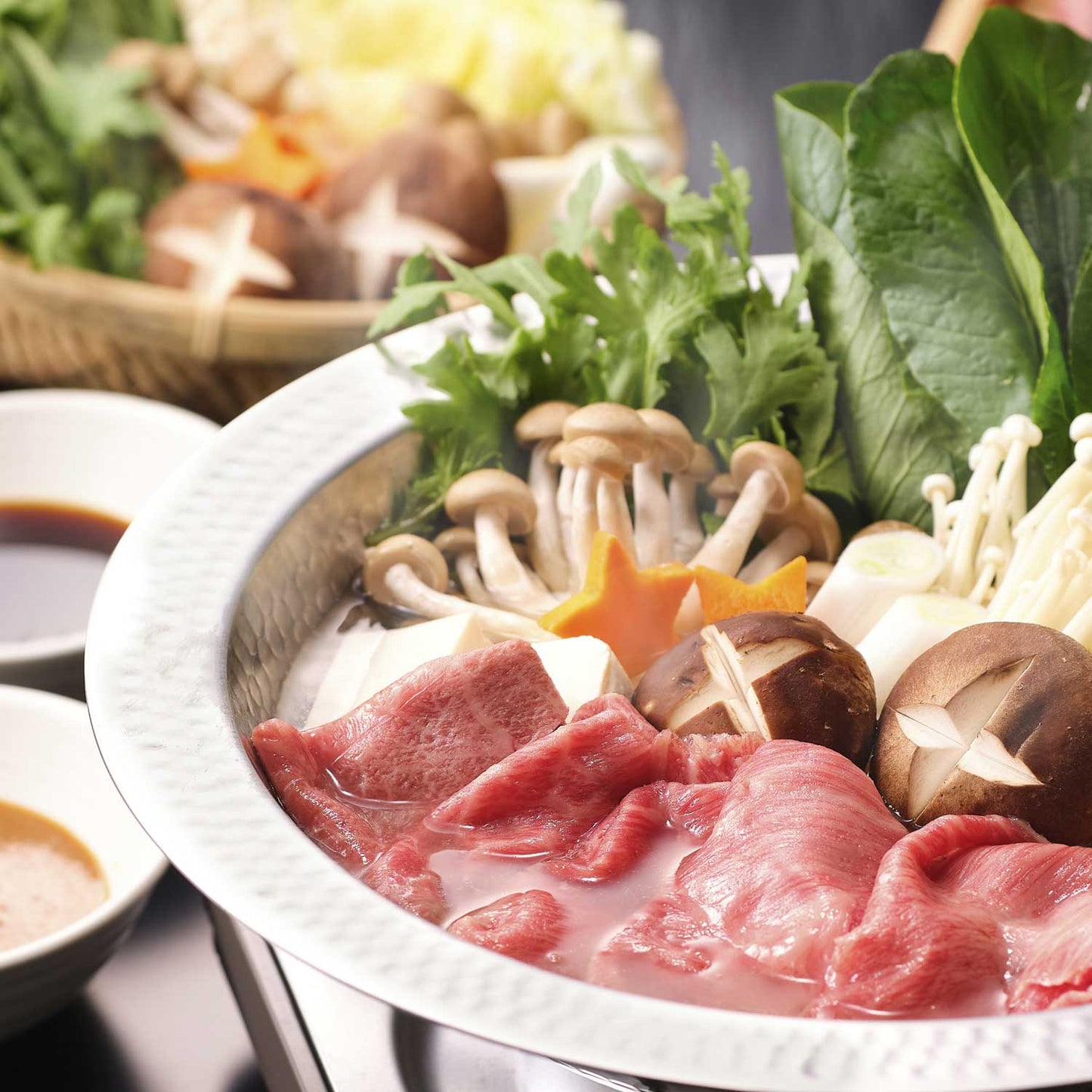 【特選】近江牛霜降りすき焼しゃぶしゃぶ用500g（約3～4人前）【化粧箱入り】冷凍便