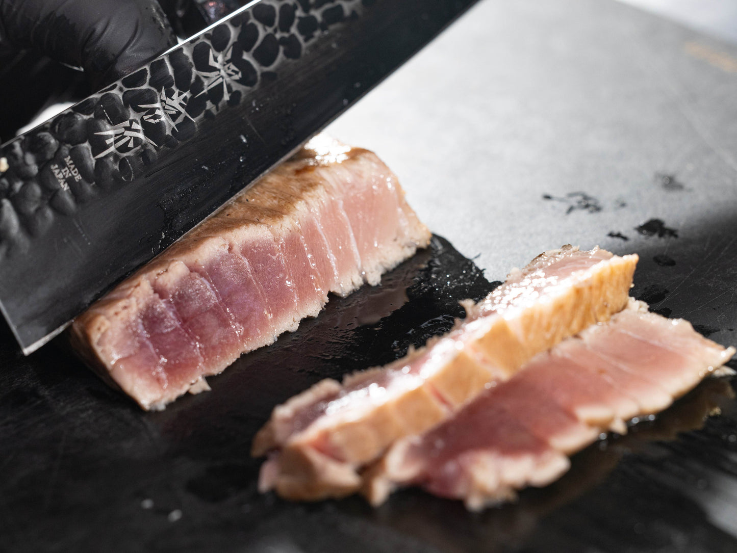 メバチマグロの中トロの藁焼き【赤身のコクと脂の甘みが絶妙に調和する中トロ。職人の藁焼きで引き立つ至福の味わい】