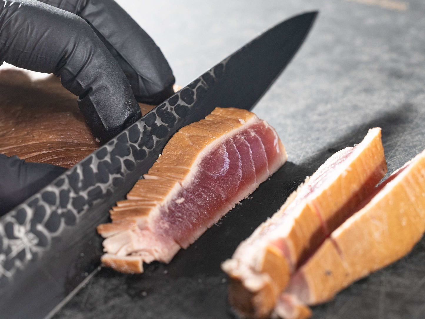 メバチマグロの赤身の藁焼き【濃厚な旨みが際立つ鮪の赤身。藁の炎で香ばしく炙り、力強い味わいに】