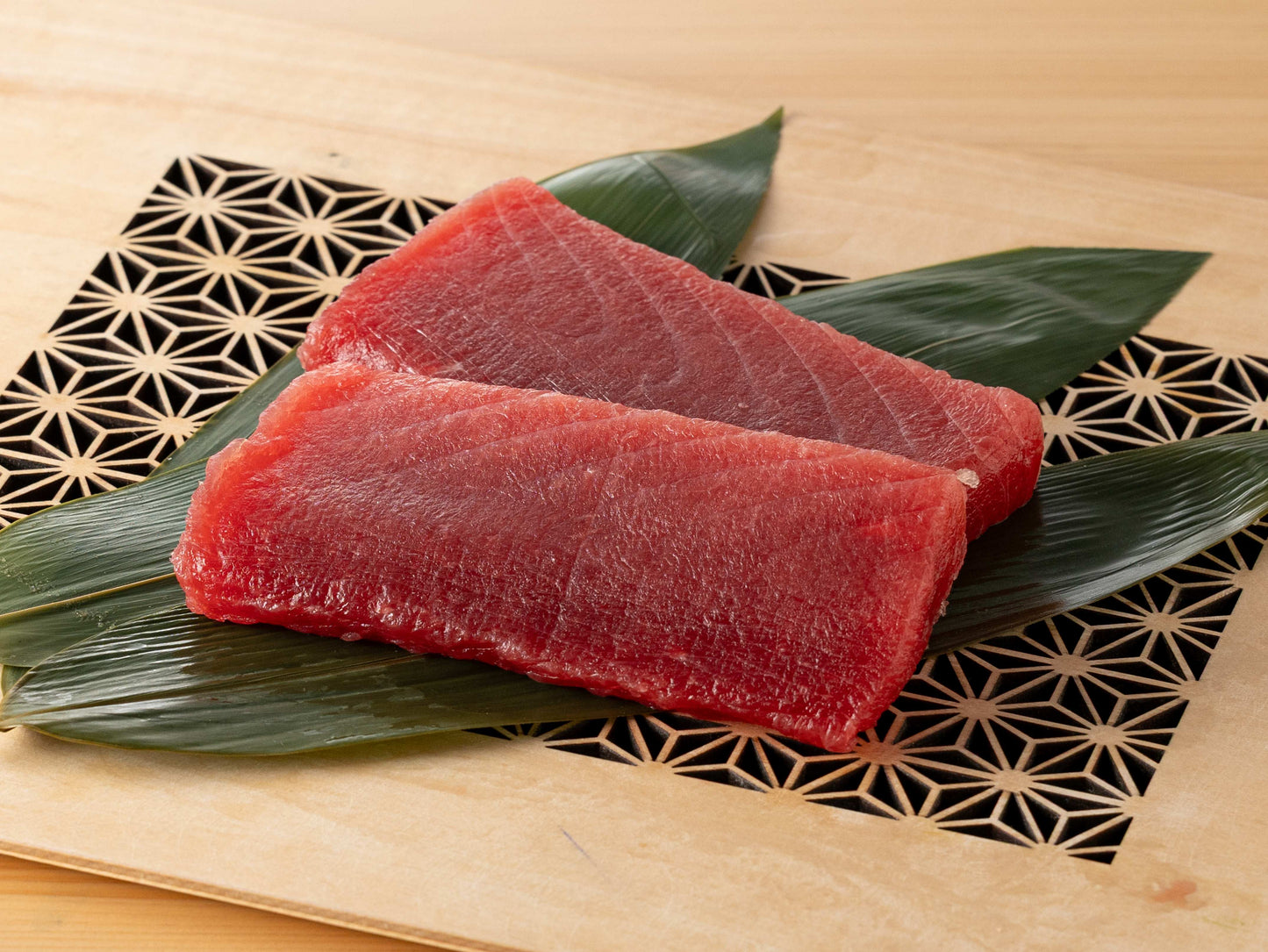 メバチマグロの赤身の藁焼き【濃厚な旨みが際立つ鮪の赤身。藁の炎で香ばしく炙り、力強い味わいに】