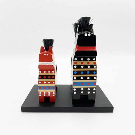 八幡馬　組合せ9cm x 12cm　（黒塗り台付）