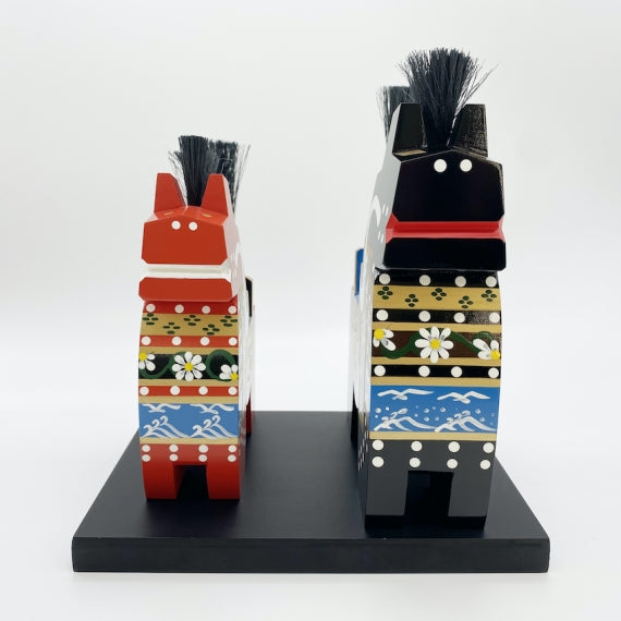 八幡馬　組合せ15cm x 18cm　（黒塗り台付）