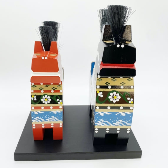 八幡馬　組合せ18cm x 21cm　（黒塗り台付）