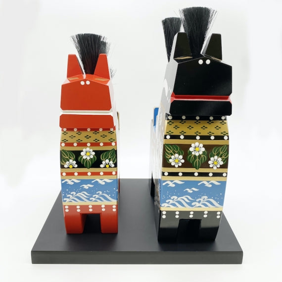 八幡馬　組合せ27cm x 30cm　（黒塗り台付）
