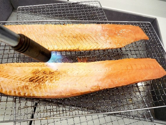 【送料無料サーモン】「香ばしい炙り焼き」「大とろお刺身」を【宗谷の塩】で食べ比べを！※新作はミネラル豊富な「宗谷の塩」付き！【5400円の品を炙り刺身ほたてもセットし】