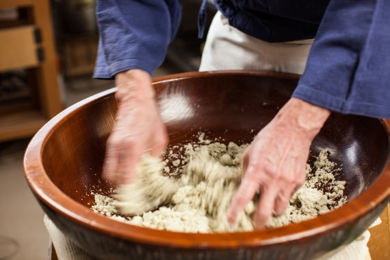 【名人の打つ越前おろしそば】［生そば4人前＋めんつゆ+辛み大根・かつお節］福井県産玄そば100％令和6年産の「手打ち生そば」です。