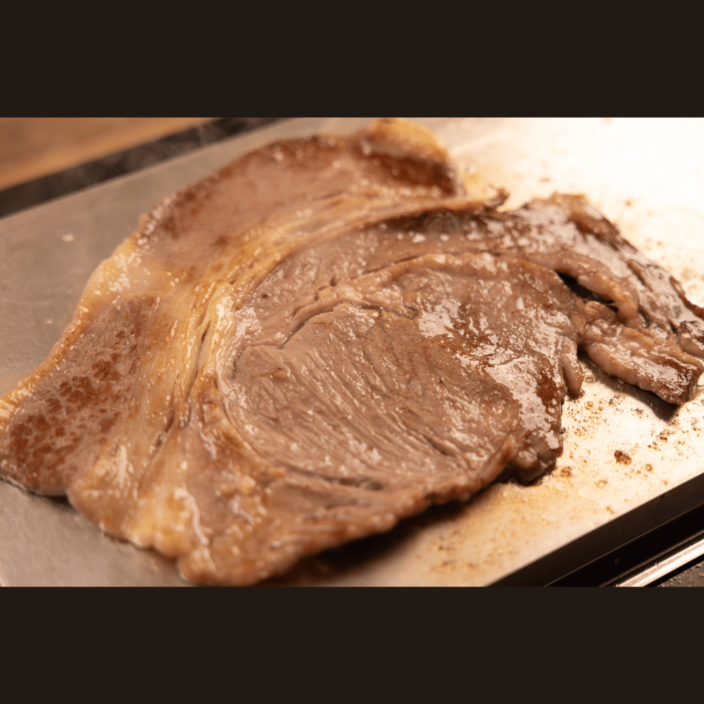 【送料無料｜化粧箱入り】京都黒毛和牛「肉宝 平井牛」リブロースステーキ 300g（2人前）〈冷凍便〉【ギフト・プレゼントにも最適です】
