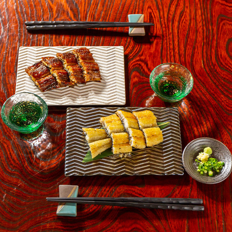 うなぎ専門店の伝統の味　　　特大肉厚蒲焼・白焼　うなぎの蒲焼一本・うなぎの白焼一本　カットタイプ　伝承のタレ・山椒・厳選醤油付  KC1SC1　