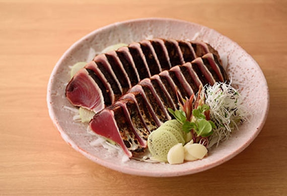土佐料理 司「鰹のたたき1本入り(３人前）」かつおのたたき　カツオのたたき　タタキ　炭火焼　戻り鰹　高知　土佐　一本釣り　冷凍　 ギフト　プレゼント　(221167)【カニ・鮮魚・魚介類】