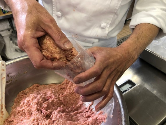 ※配送先　北海道限定※　【1個単位（箱なし）】ソースのいらないハンバーグのパテ(200g）【10,000円以上送料無料】