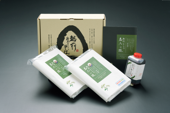 【名人の打つ越前おろしそば】［生そば8人前＋辛味大根＋めんつゆ付］福井県産在来種そば粉使用！