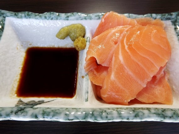 【送料無料サーモン】「香ばしい炙り焼き」「大とろお刺身」を【宗谷の塩】で食べ比べを！※新作はミネラル豊富な「宗谷の塩」付き！【5400円の品を炙り刺身ほたてもセットし】