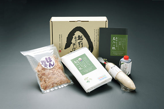 【名人の打つ越前おろしそば】［生そば4人前＋めんつゆ+辛み大根・かつお節］福井県産玄そば100％令和6年産の「手打ち生そば」です。