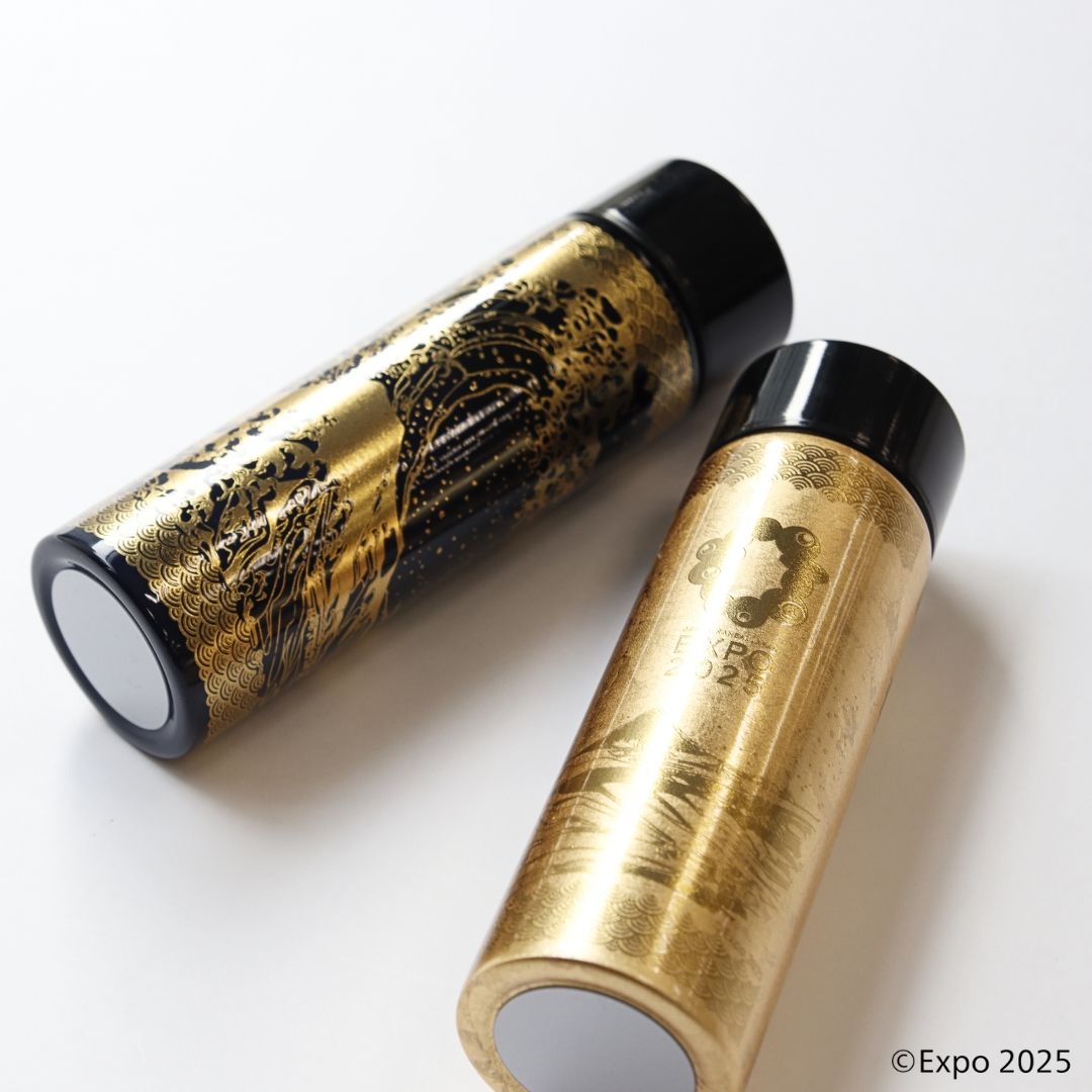 装飾的な黒と金の陶器ボトル EXPO2025 公式ロゴ 山中塗 ステンレスボトル 葛飾北斎 黒×紺
