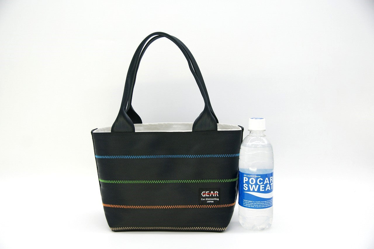ランチバッグ 収納口２５ｃｍ 高さ 約２０ｃｍ×幅２０ｃｍ×マチ１５ｃｍ 持手長さ４0ｃｍ 重さ４００ｇ
