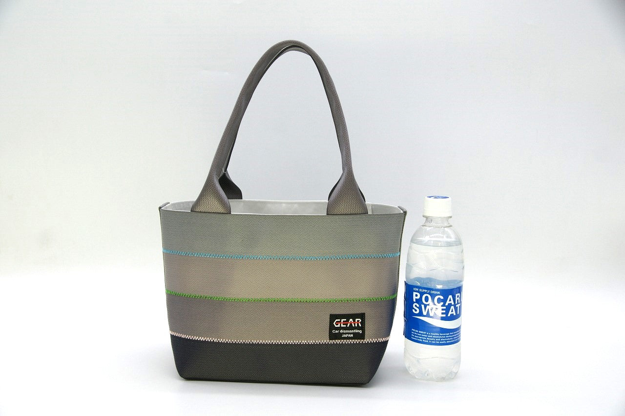 ランチバッグ 収納口２５ｃｍ 高さ 約２０ｃｍ×幅２０ｃｍ×マチ１５ｃｍ 持手長さ４0ｃｍ 重さ４００ｇ