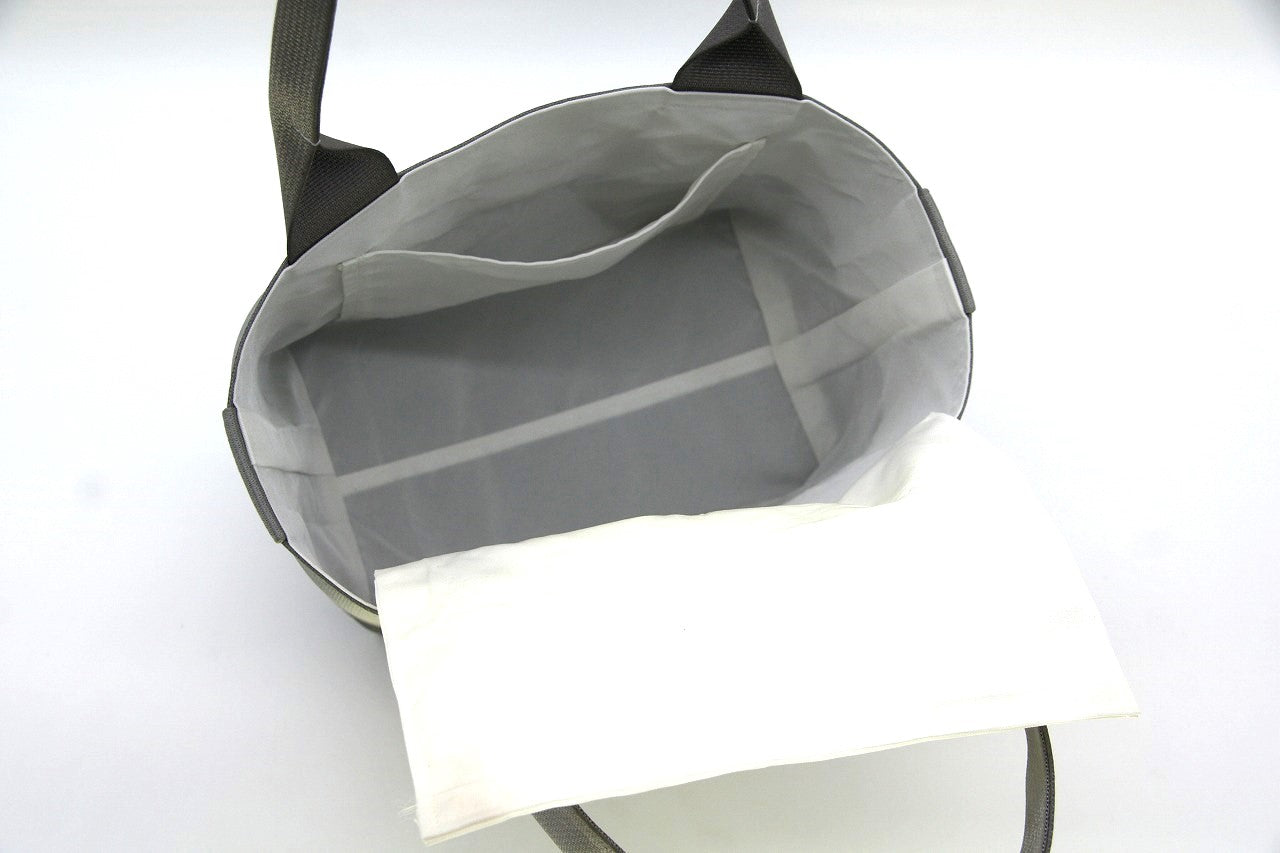 ランチバッグ 収納口２５ｃｍ 高さ 約２０ｃｍ×幅２０ｃｍ×マチ１５ｃｍ 持手長さ４0ｃｍ 重さ４００ｇ