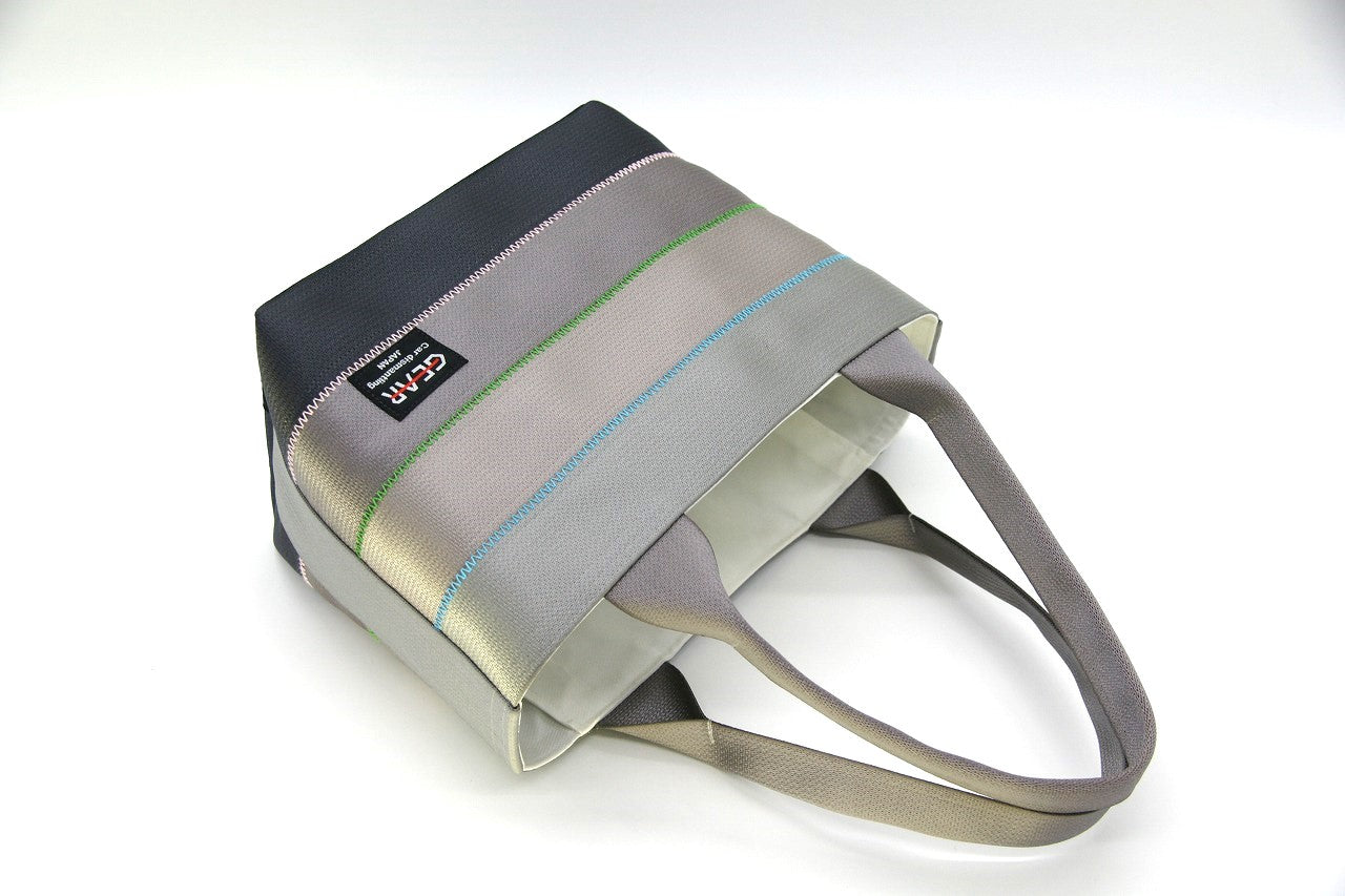 ランチバッグ 収納口２５ｃｍ 高さ 約２０ｃｍ×幅２０ｃｍ×マチ１５ｃｍ 持手長さ４0ｃｍ 重さ４００ｇ