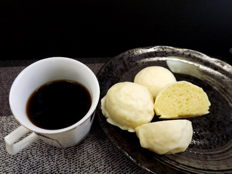 日本最北の銘菓【流氷まんじゅう】10個★観光客にリピート大人気！★昨日の北海道のTV紹介で大反響！【濃厚なホワイトチョコケーキです】