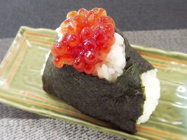 北海道ブランド筋子※ 銀毛秋鮭の卵【うす塩の鮭筋子】昔ながらの「熟成」製法。1本づつラップで密封してます。2.3本です。【新物入荷しました】