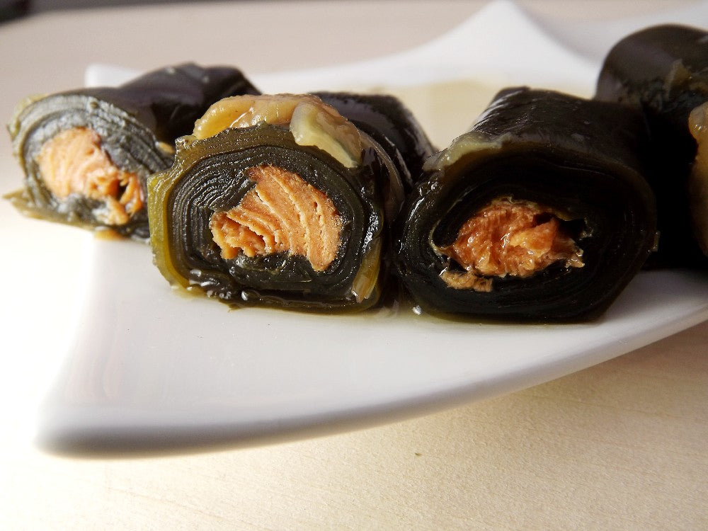 【紅鮭入れ昆布巻】★レトルト殺菌製造でしっかりした昆布の食感を！★合成着色料・保存料を未使用！只今在庫５個です。