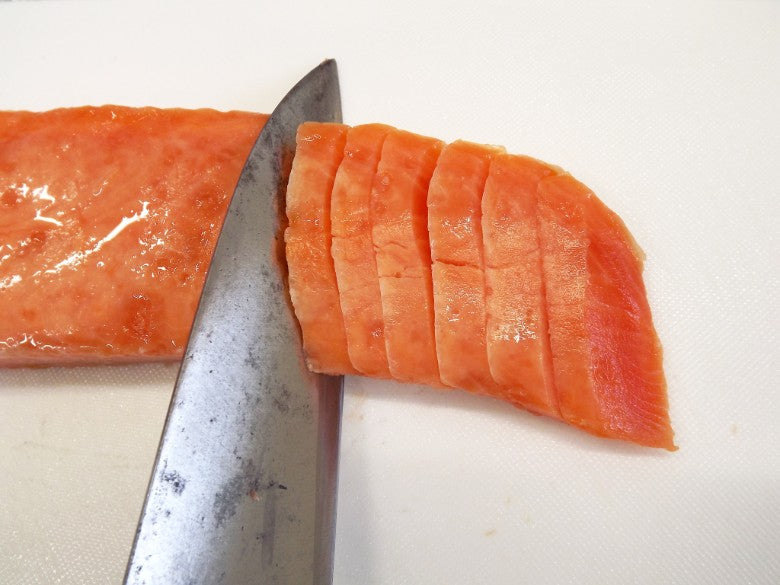 【新商品】業務用「大とろサーモン短冊」カット「血合いカットの下処理済み」スライスやサイコロ切りなどお好みのお料理で！たっぷり500ｇです！