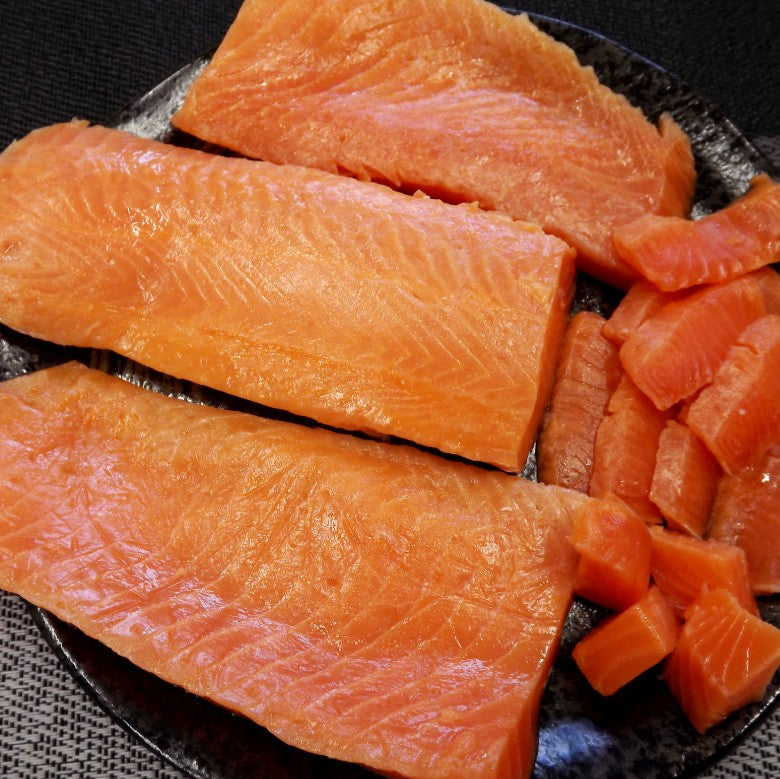 【新商品】業務用「大とろサーモン短冊」カット「血合いカットの下処理済み」スライスやサイコロ切りなどお好みのお料理で！たっぷり500ｇです！