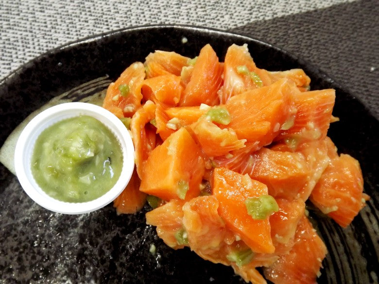 【新商品】業務用「大とろサーモン短冊」カット「血合いカットの下処理済み」スライスやサイコロ切りなどお好みのお料理で！たっぷり500ｇです！