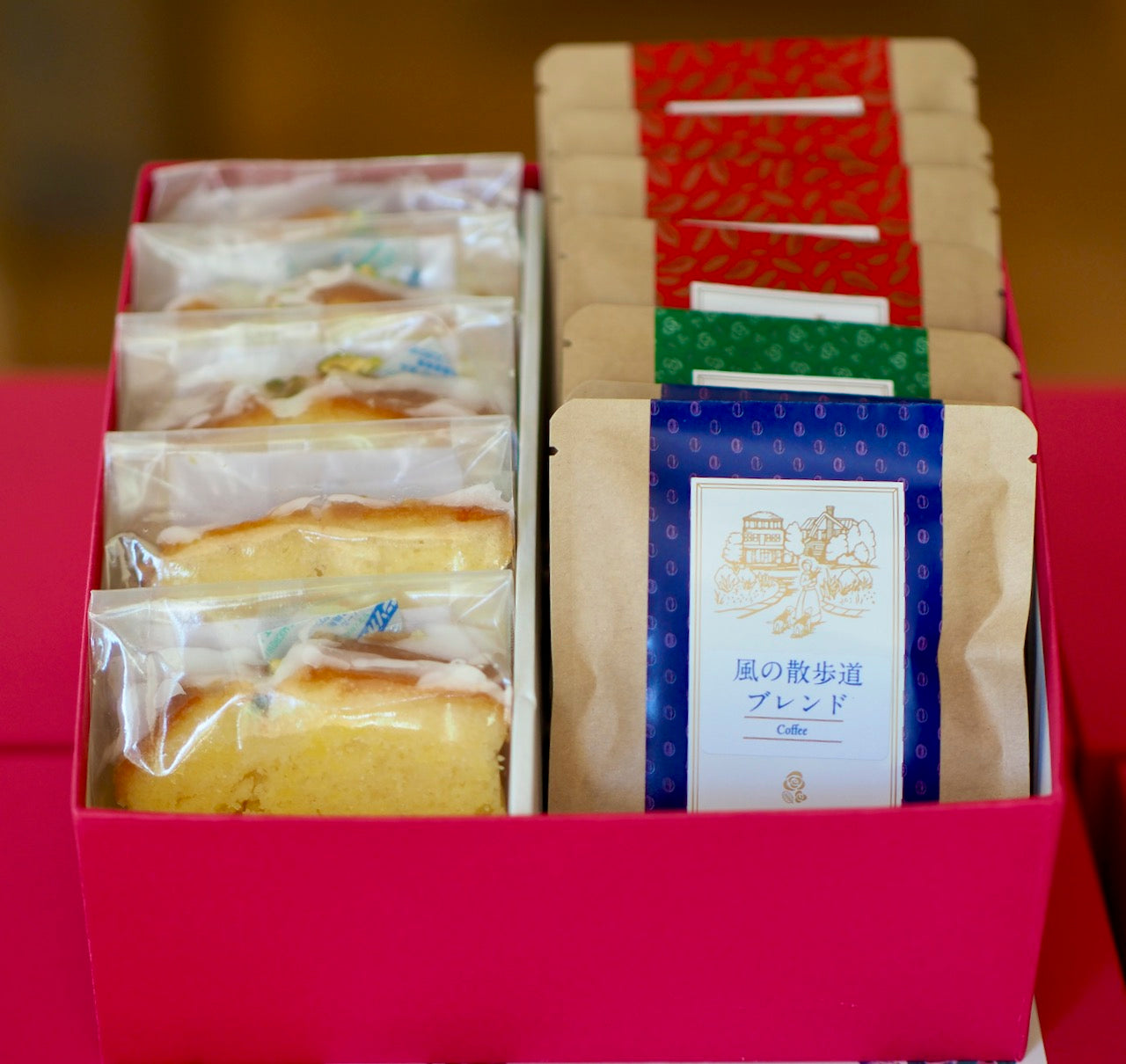 送料込　風の散歩道レモンケーキピースと珈琲・紅茶の詰め合わせ レモン ケーキ ピース5 個包装 ティーバッグ 5個 ドリップパック ２個 人気の可愛い張り箱に入れてお届け。お返しギフト　 スイーツセット 可愛い焼き菓子 焼菓子 お菓子セット 手作り 洋菓子詰合せ 贈答用お菓子 可愛い ケーキギフト 美味しいケーキ おしゃれ コーヒー ドリップ珈琲  出産 プレゼント
