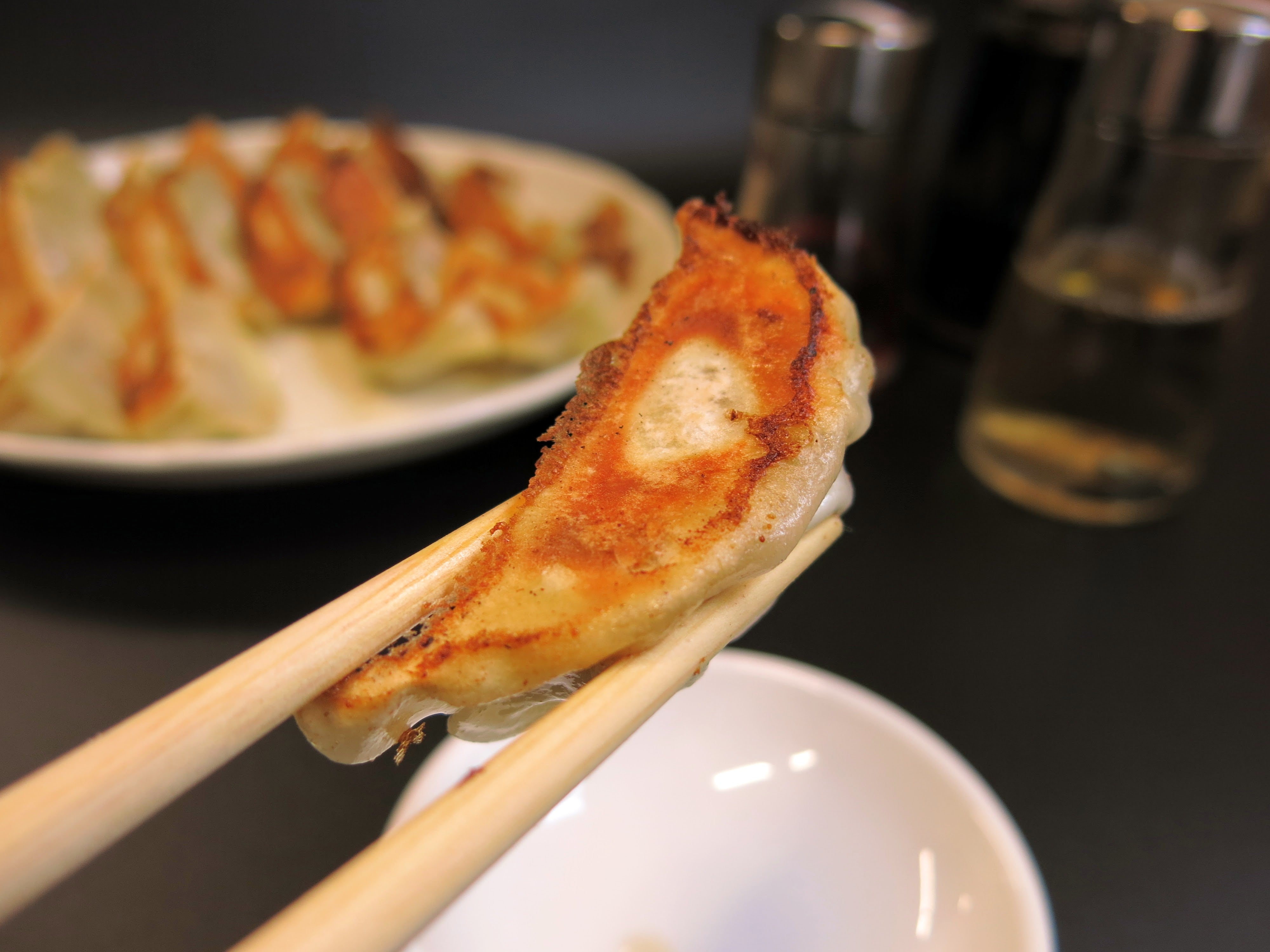 つばめ餃子　(ピリ辛＆辛味なし)