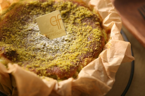 パティシエこだわりピスタチオバスクチーズケーキ　ＴＶ、雑誌等で話題のスペインバスク地方発祥の新しいチーズケーキ　直径12㎝