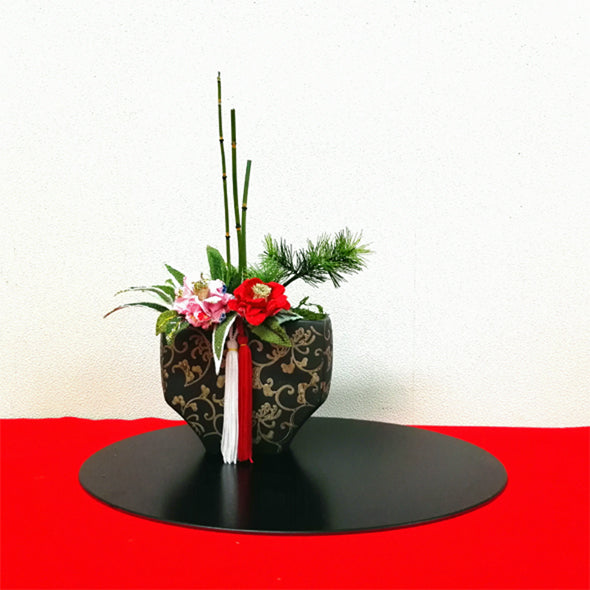 迎春花飾りセット【送料無料】　　　　　姫椿・ト草・松・竹の葉(トレー・赤クロス付き) 花装飾