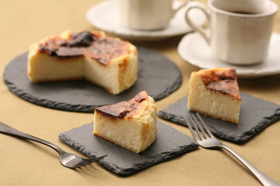 パティシエこだわりバスクチーズケーキ　ＴＶ、雑誌等で話題のスペインバスク地方発祥の新しいチーズケーキ　直径12センチ