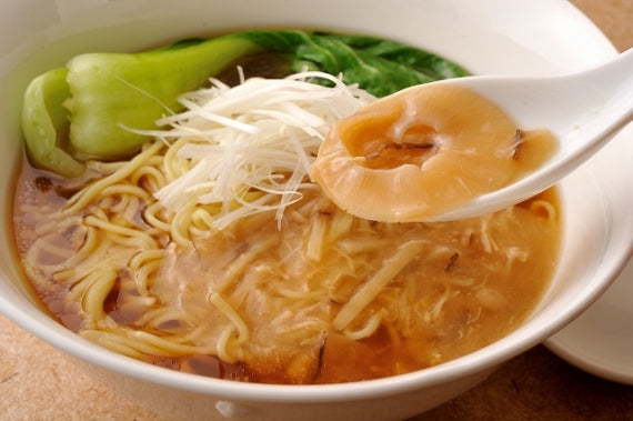 ふかひれラーメン【醤油味】　1食　山海の食材をふんだんに使用し、じっくり煮込んだスープと風味豊かなストレート細麺