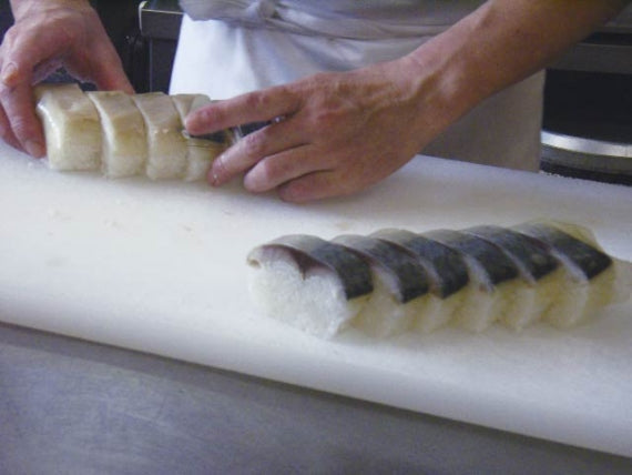 京の伝統の鯖寿司ハーフサイズ（6巻）