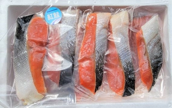 お子様からお年寄りまで安心・安全に食べれる【骨なし紅鮭切身】850～900g（11～13切れ）